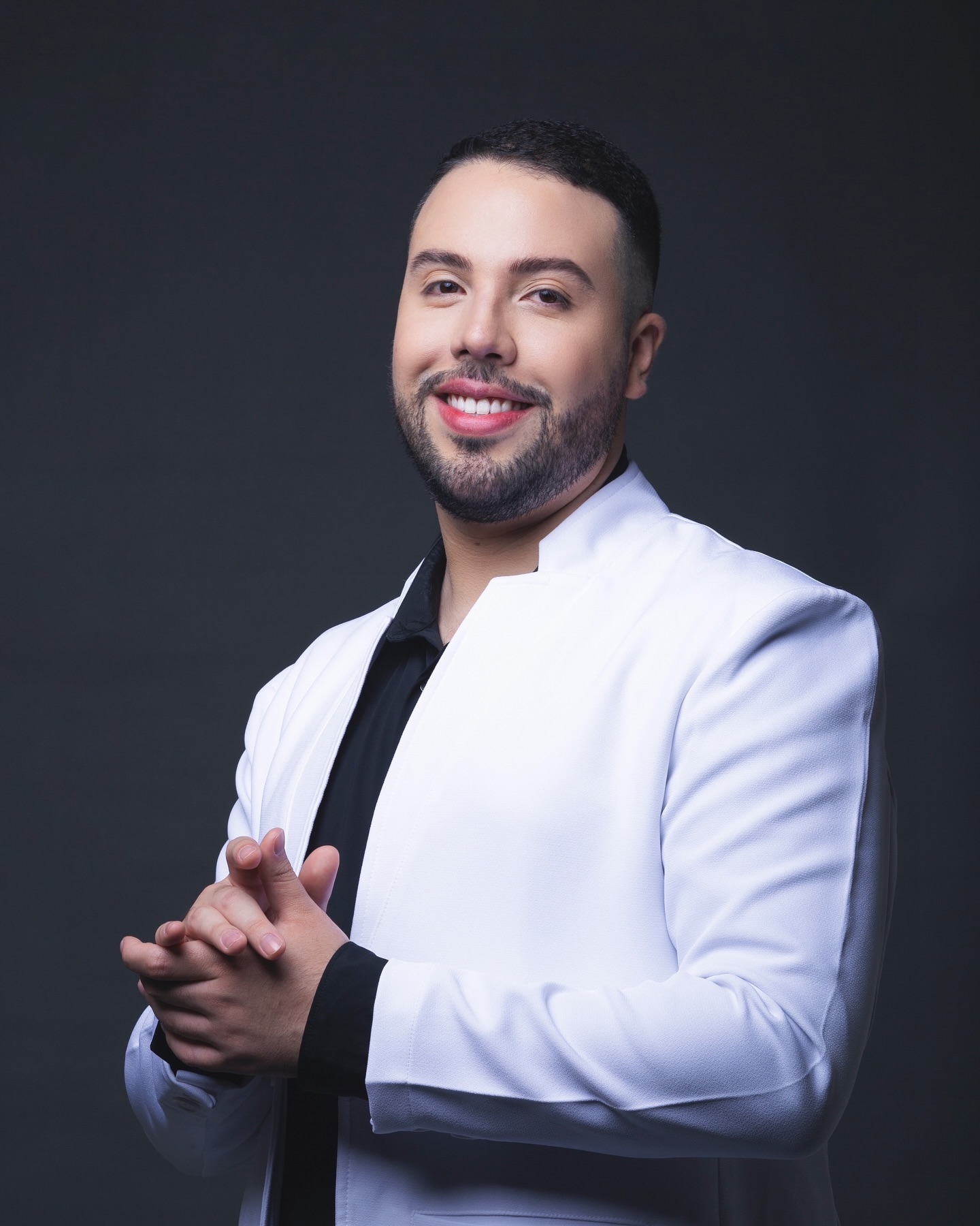 Dr. Bruno de Oliveira em seu consultório de harmonização orofacial